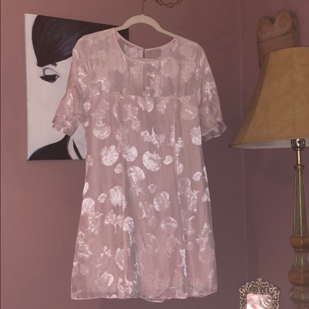 Lulu’s light pink shimmery dress